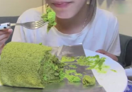 小姐姐吃抹茶蛋糕卷视频,小姐姐现场品尝美味蛋糕卷