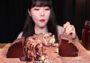 小姐姐吃三角巧克力蛋糕,小姐姐的甜蜜诱惑之旅