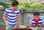抓小姐姐拍照的文案抖音,抓拍小姐姐，定格美好瞬间