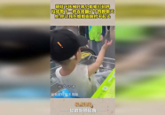 萌娃想跟小姐姐下车视频,与小姐姐共度美好时光，下车瞬间萌翻众人