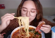 小姐姐吃超辣的面条图片,小姐姐勇吃超辣面条，挑战极限滋味