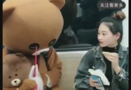 网红小姐姐吃东西翻车了,网友直呼“太真实”