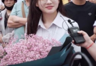 高考送花的小姐姐的穿搭,青春活力，优雅绽放