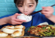 农村小姐姐吃猪头肉视频,传统烹饪技艺传承