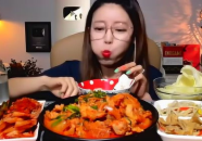小姐姐吃泡菜和肉的图片,小姐姐的美食瞬间