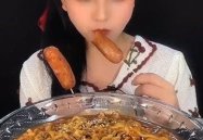 小姐姐吃烤肠麻辣烫,小姐姐的烤肠麻辣烫美食之旅